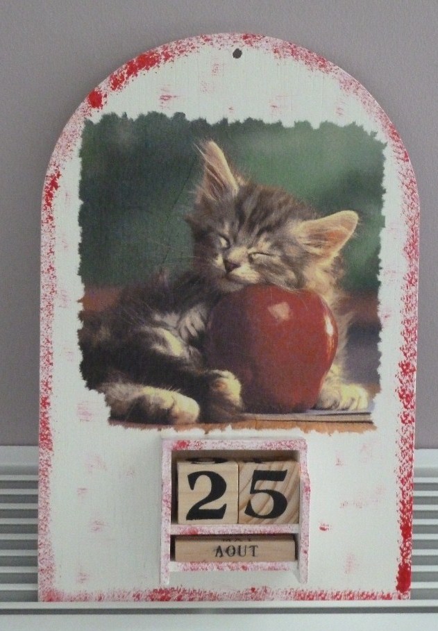chaton avec pomme rouge